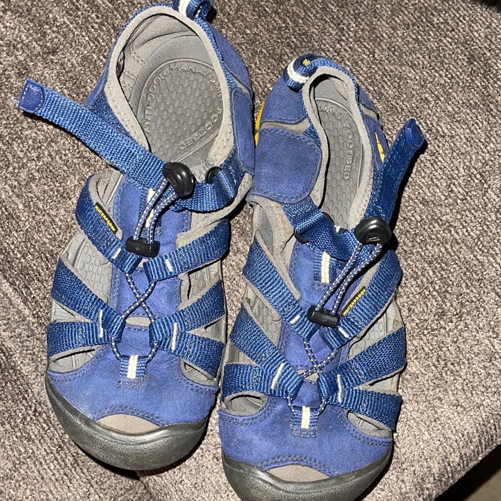 Boys keen sandals, water shoes size 5